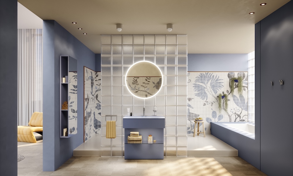 Un bagno raffinato dominato dai freschi toni del blu satinato e dell'acciaio