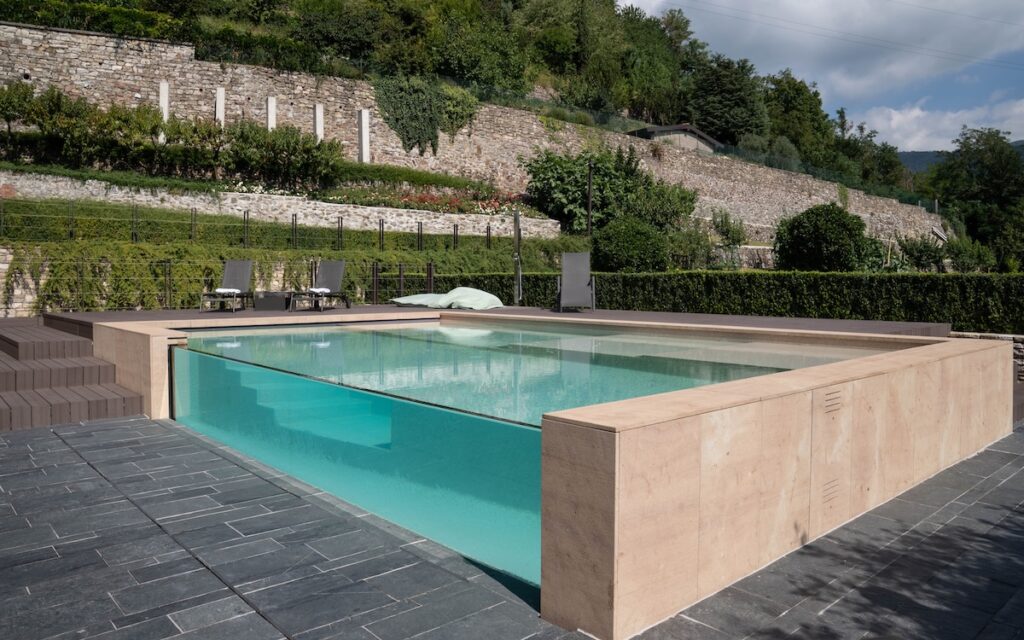 Una piscina con parete trasparente per un magico gioco di riflessi e movimenti