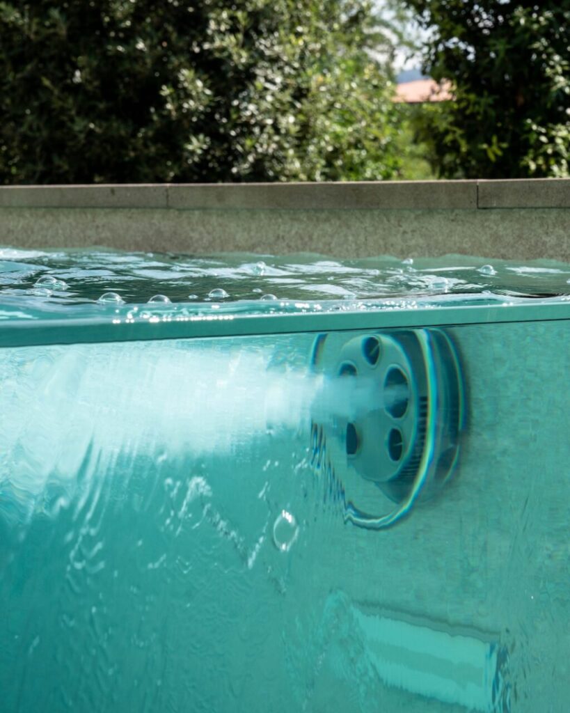 Una piscina con parete trasparente per un magico gioco di riflessi e movimenti