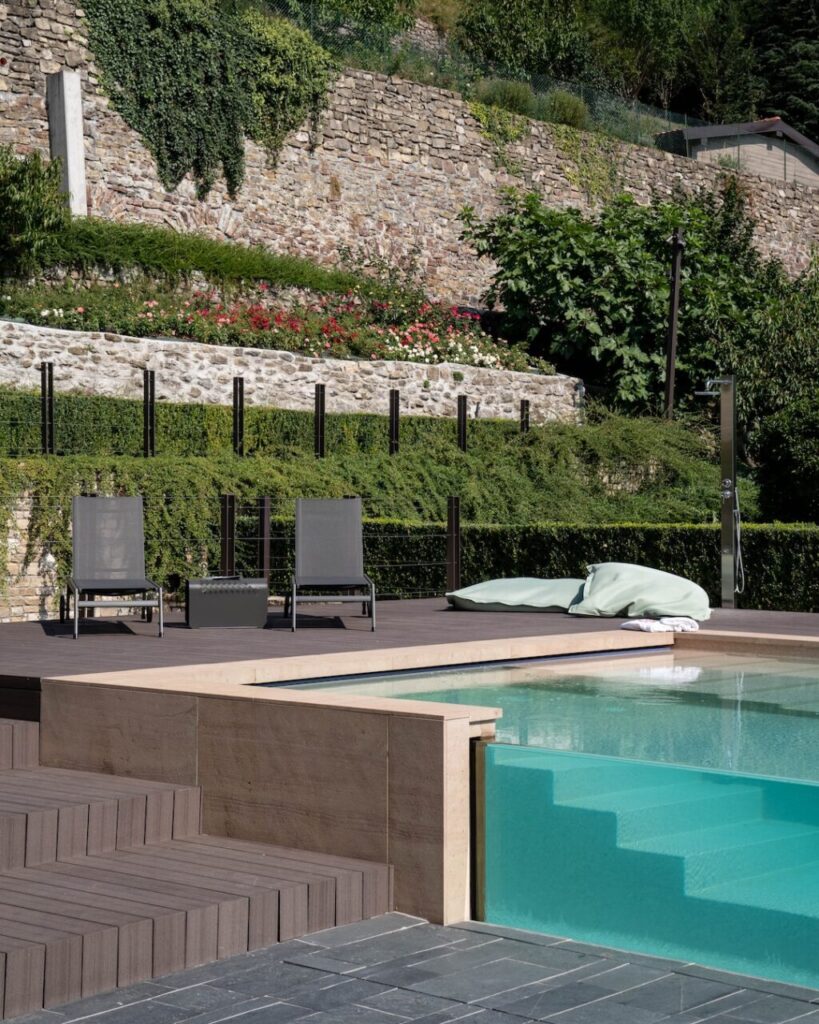 Una piscina con parete trasparente per un magico gioco di riflessi e movimenti