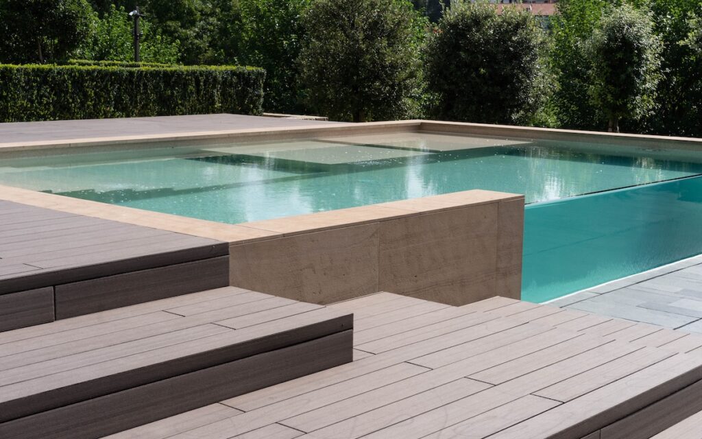 Una piscina con parete trasparente per un magico gioco di riflessi e movimenti