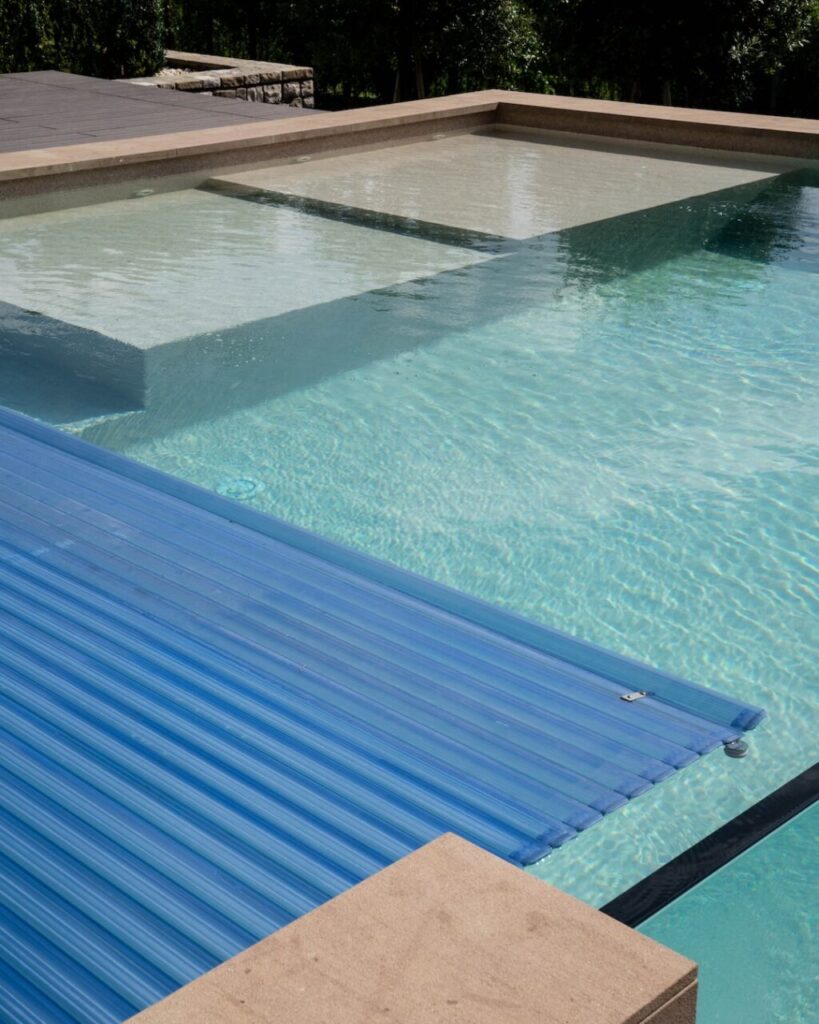 Una piscina con parete trasparente per un magico gioco di riflessi e movimenti