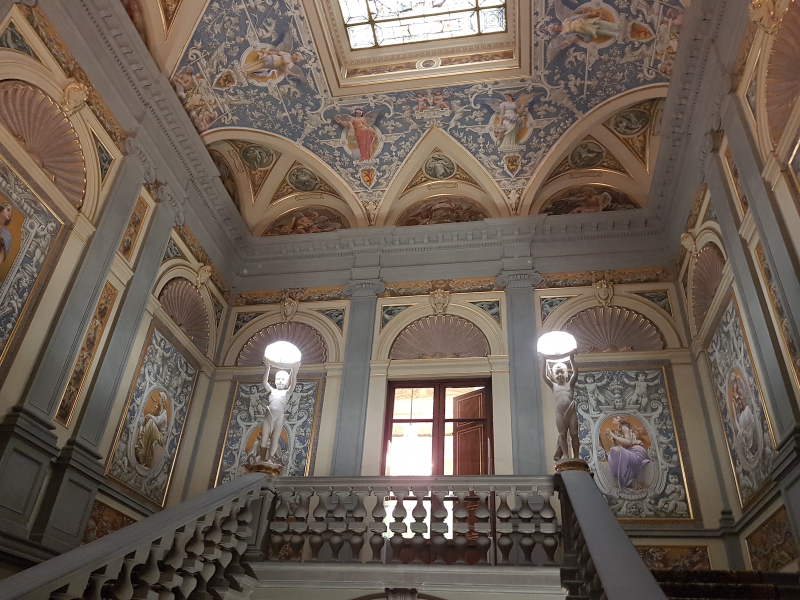 Accanto alla struttura rinascimentale, Palazzo Budini Gattai sorprende per la presenza di eleganti decorazioni Liberty negli interni.
