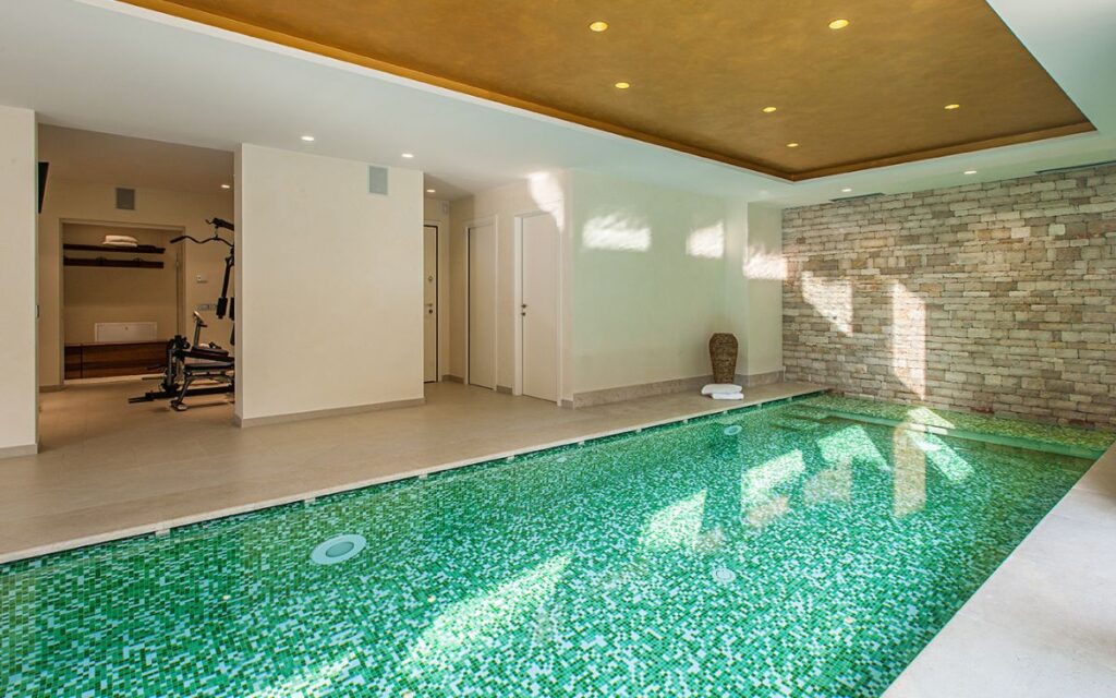 Regalare una piscina o una spa privata per un Natale memorabile