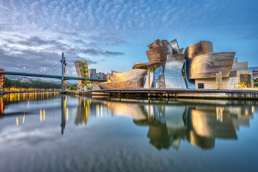 Tra i musei progettati da Frank Gehry in Europa, il più noto è il Guggenheim Museum di Bilbao, in Spagna.