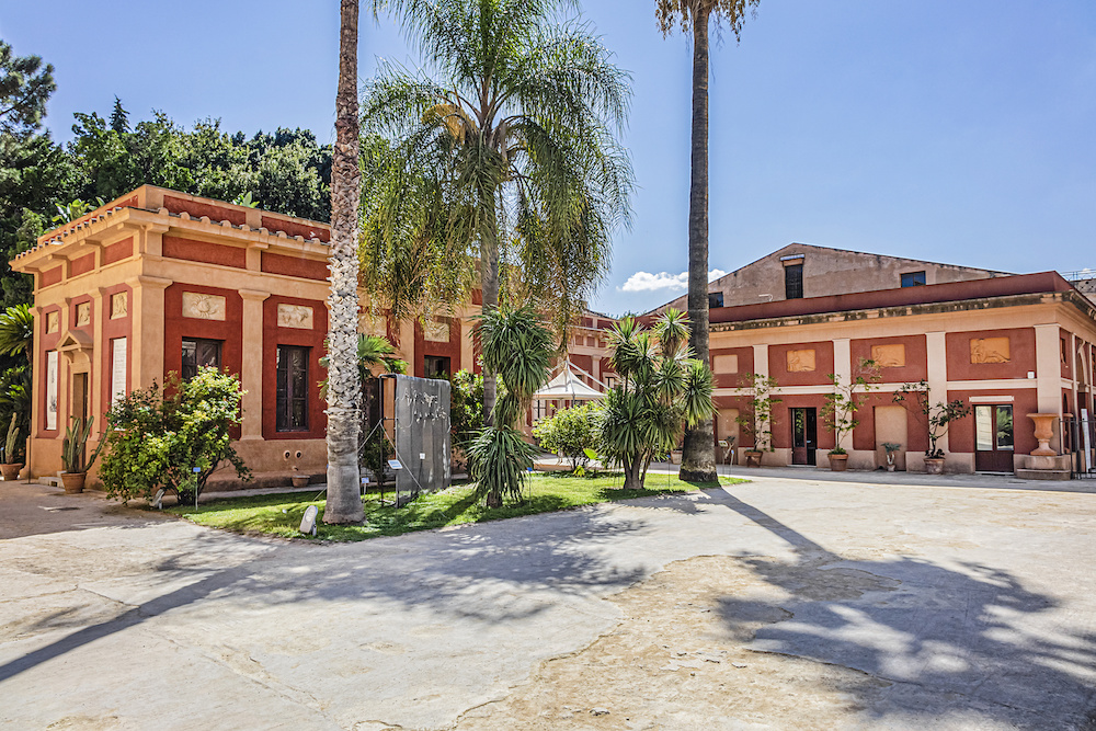 L'ingresso dell'Orto Botanico di Palermo è caratterizzato da edifici neoclassici.