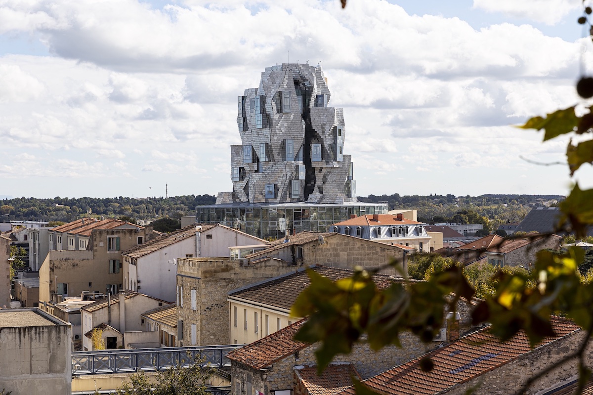 Il LUMA Arles rappresenta uno degli interventi più recenti di Frank Gehry in Europa. Il complesso culturale, situato nel Parc des Ateliers, integra laboratori per artisti, spazi espositivi e strutture per la ricerca. Al centro si erge la LUMA Tower.
