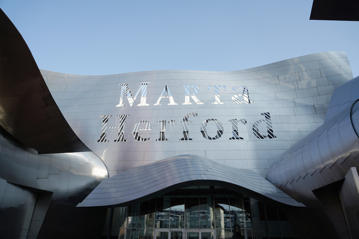 Volumi dinamici e superfici sinuosi caratterizzano anche il MARTa Herford, inaugurato nel 2005: un museo di arte contemporanea concepito per esplorare il rapporto tra arte, design e ambiente.