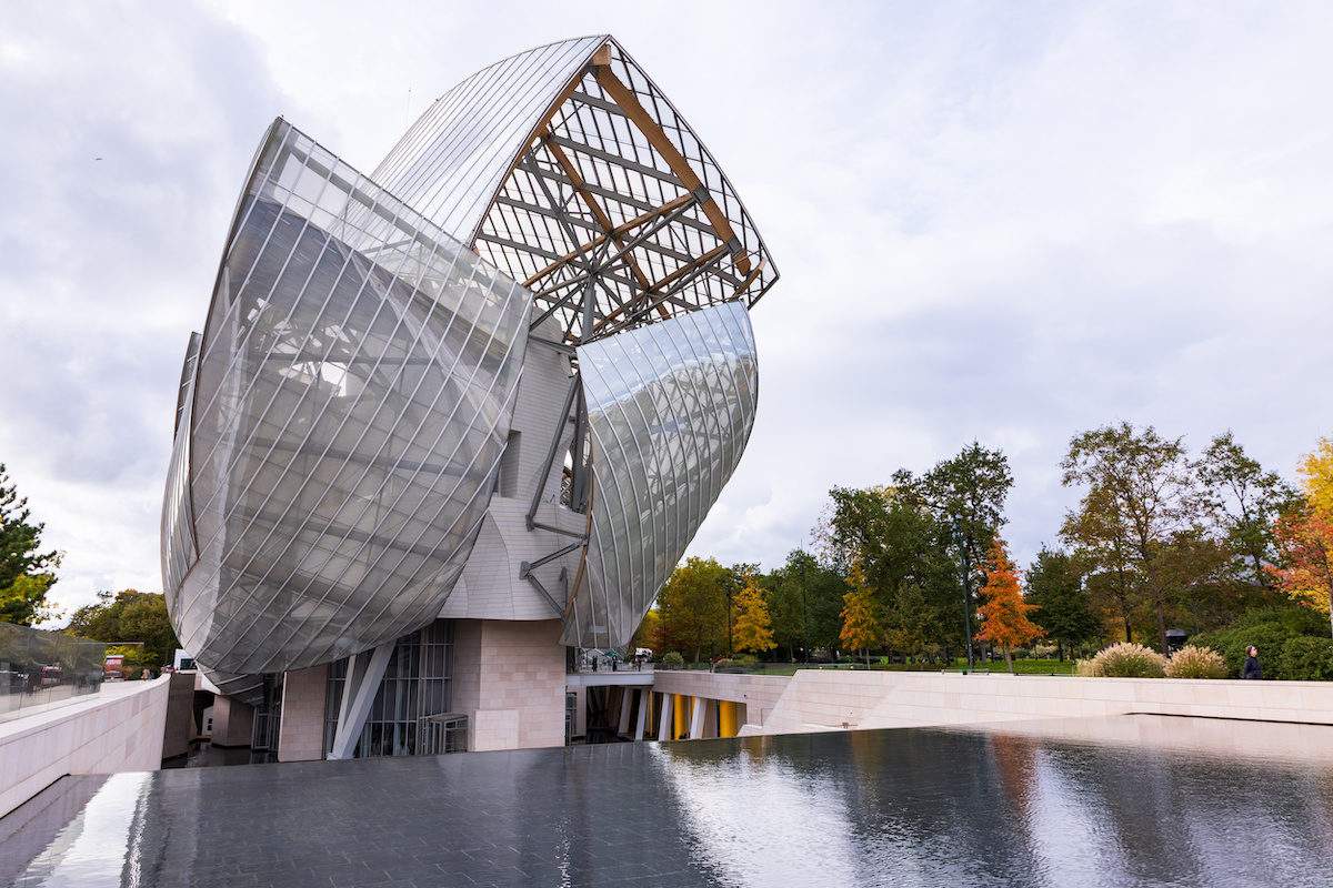La Fondation Louis Vuitton al Bois de Boulogne, uno dei musei realizzati da Frank Gehry in Europa, si presenta come una grande struttura trasparente, composta da dodici “vele” in vetro che avvolgono un edificio centrale più compatto.