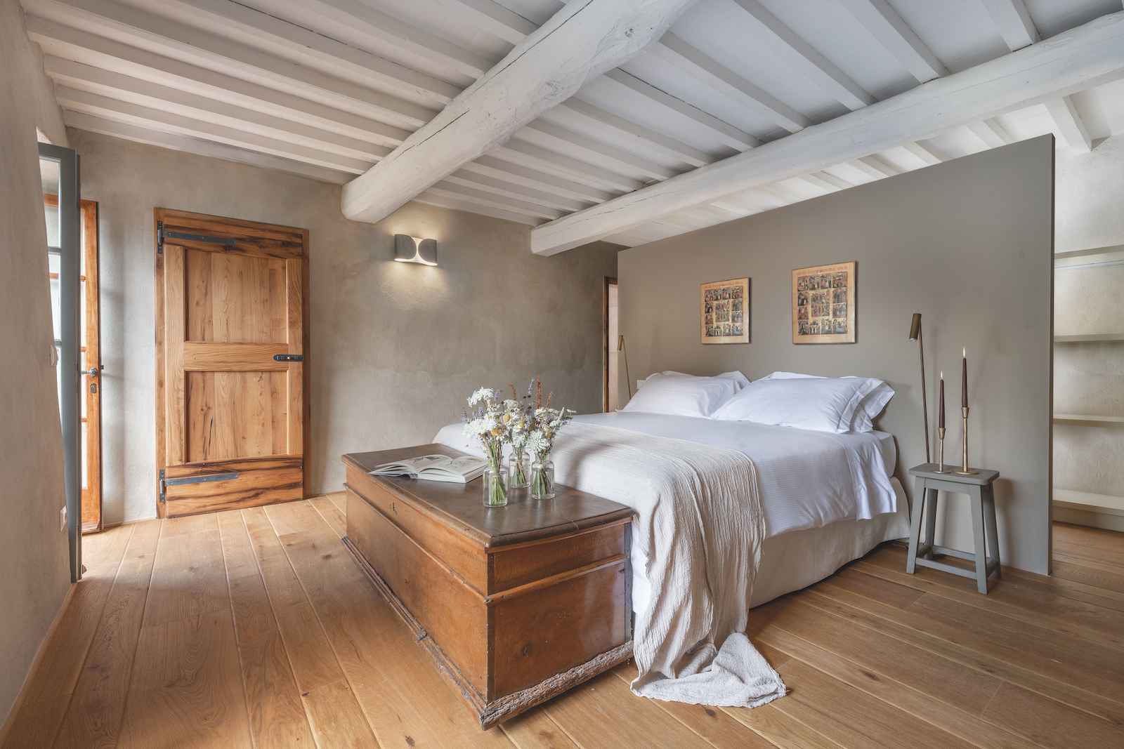 Una delle camere da letto della villa nel Chianti come esempio di ritrobvato equilibrio tra i materiali e le tinte della tradizione e il comfort dei nuovi spazi abitativi.