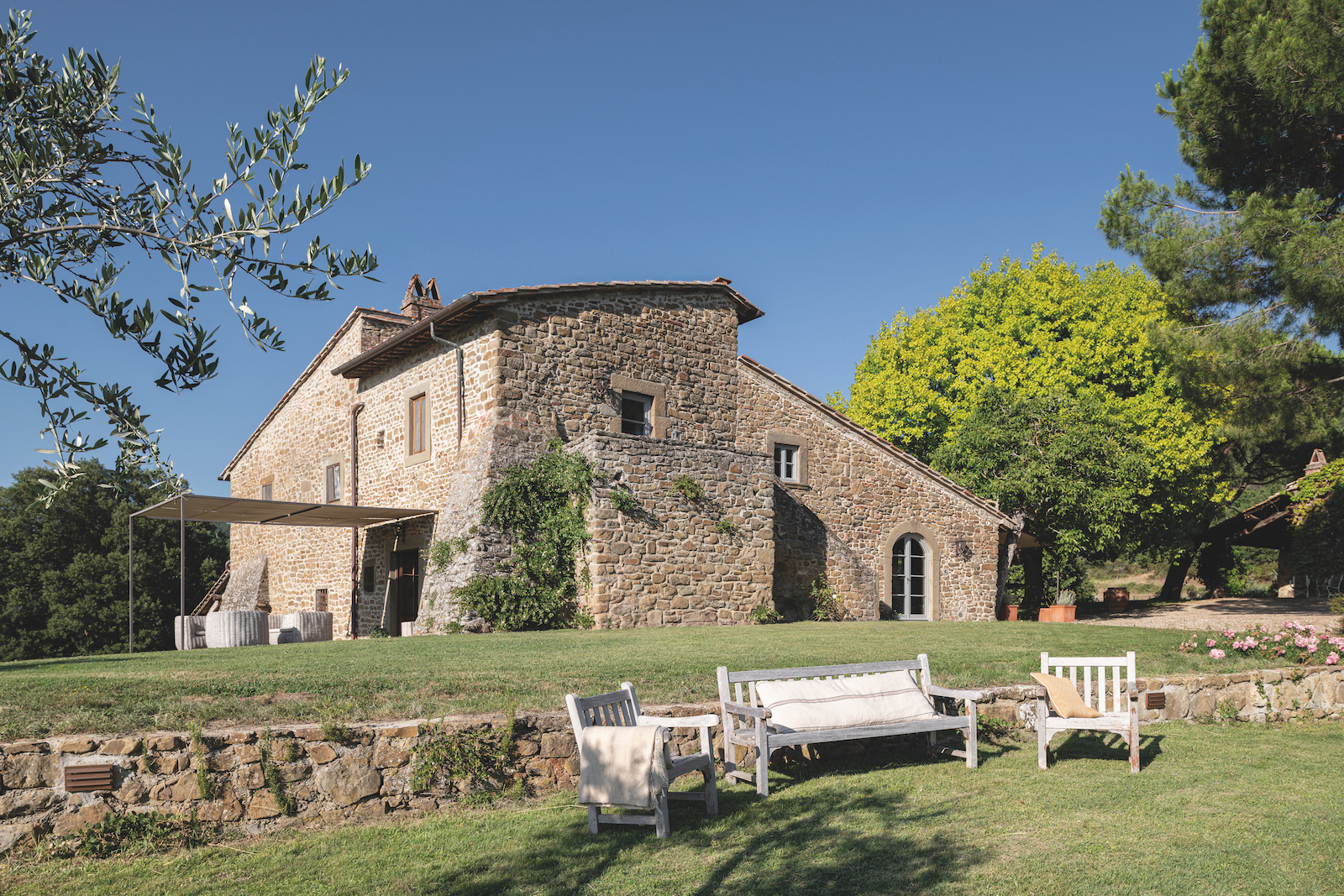 Il progetto di questa Villa nel Chianti prevede attenzione anche agli spazi esterni pensati come vere e proprie zone living outdoor.