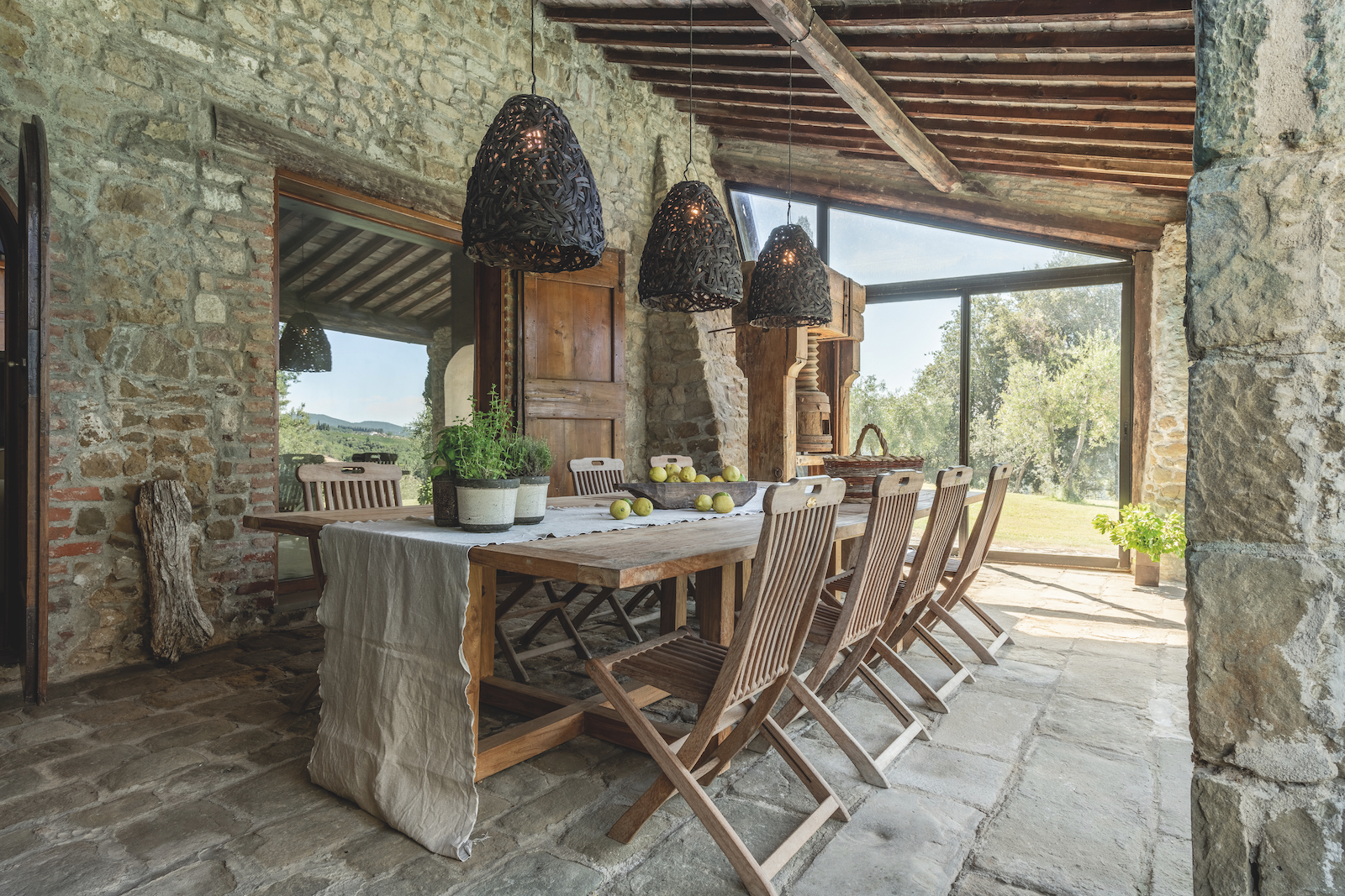 Il tradizionale portico in pietra con copertura in legno a vista caratterizza anche questa casa colonica toscana.
