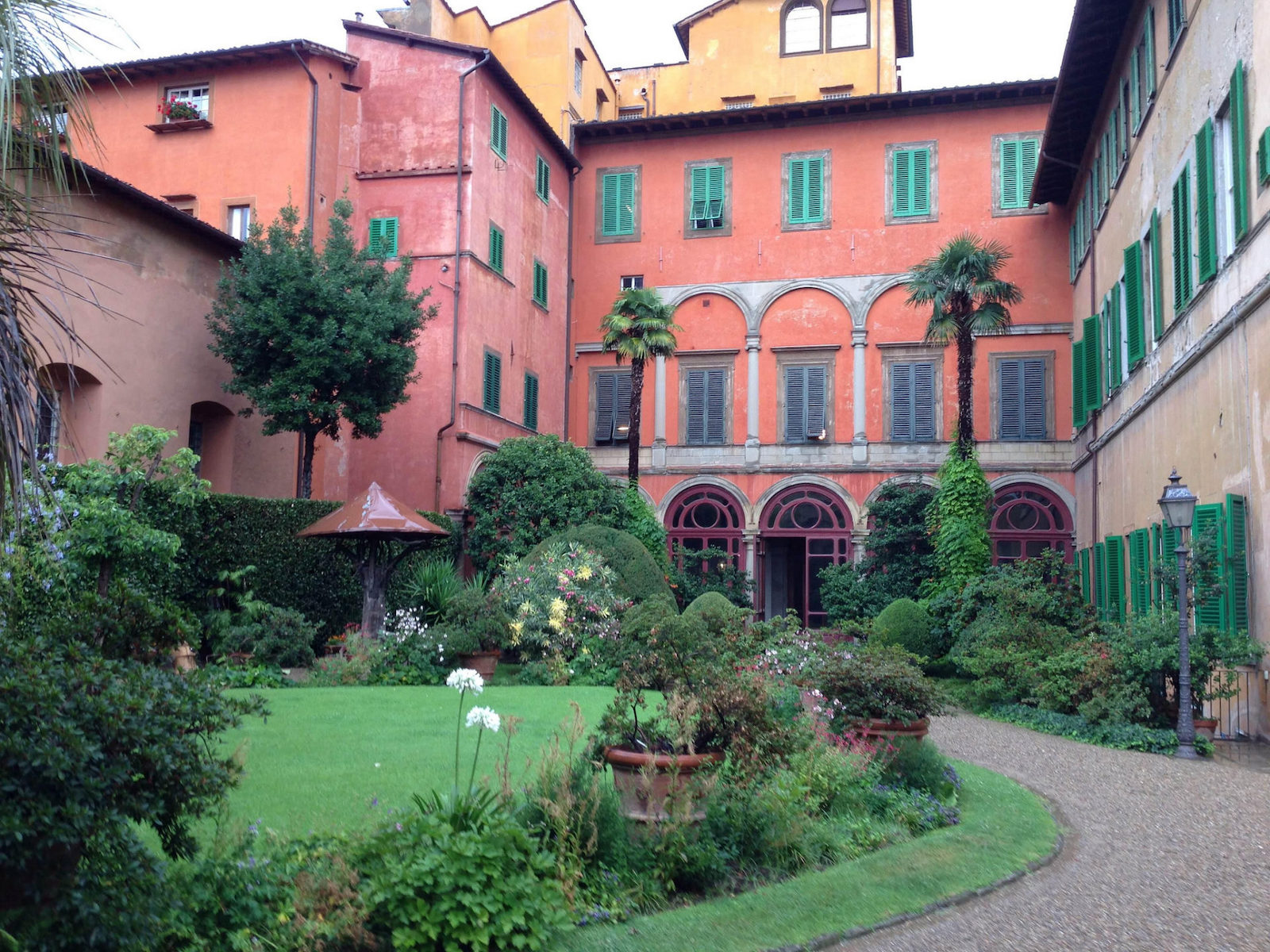 Tra gli elementi più affascinanti di Palazzo Budini Gattai, il Il cortile a U, mai completamente ultimato.