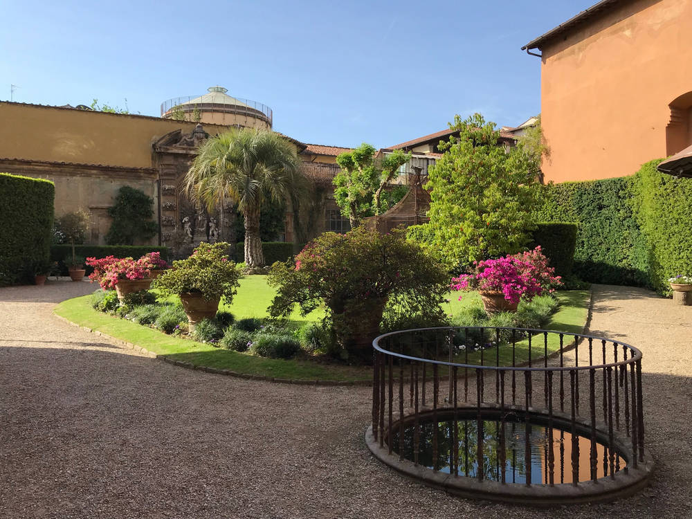 Il giardino di Palazzo Budini Gattai rappresenta uno dei rari esempi di giardino storico privato nel centro di Firenze.