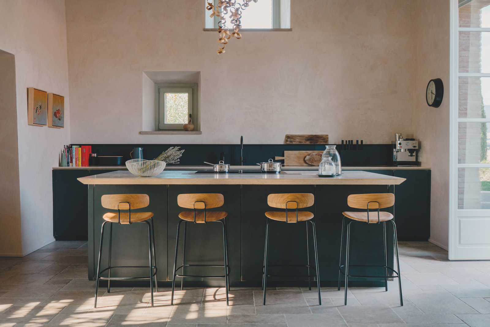 La cucina a isola di questo casale in Val d'Orcia è stata disegnata dallo studio Archiloop e realizzata da Asso Cucine.