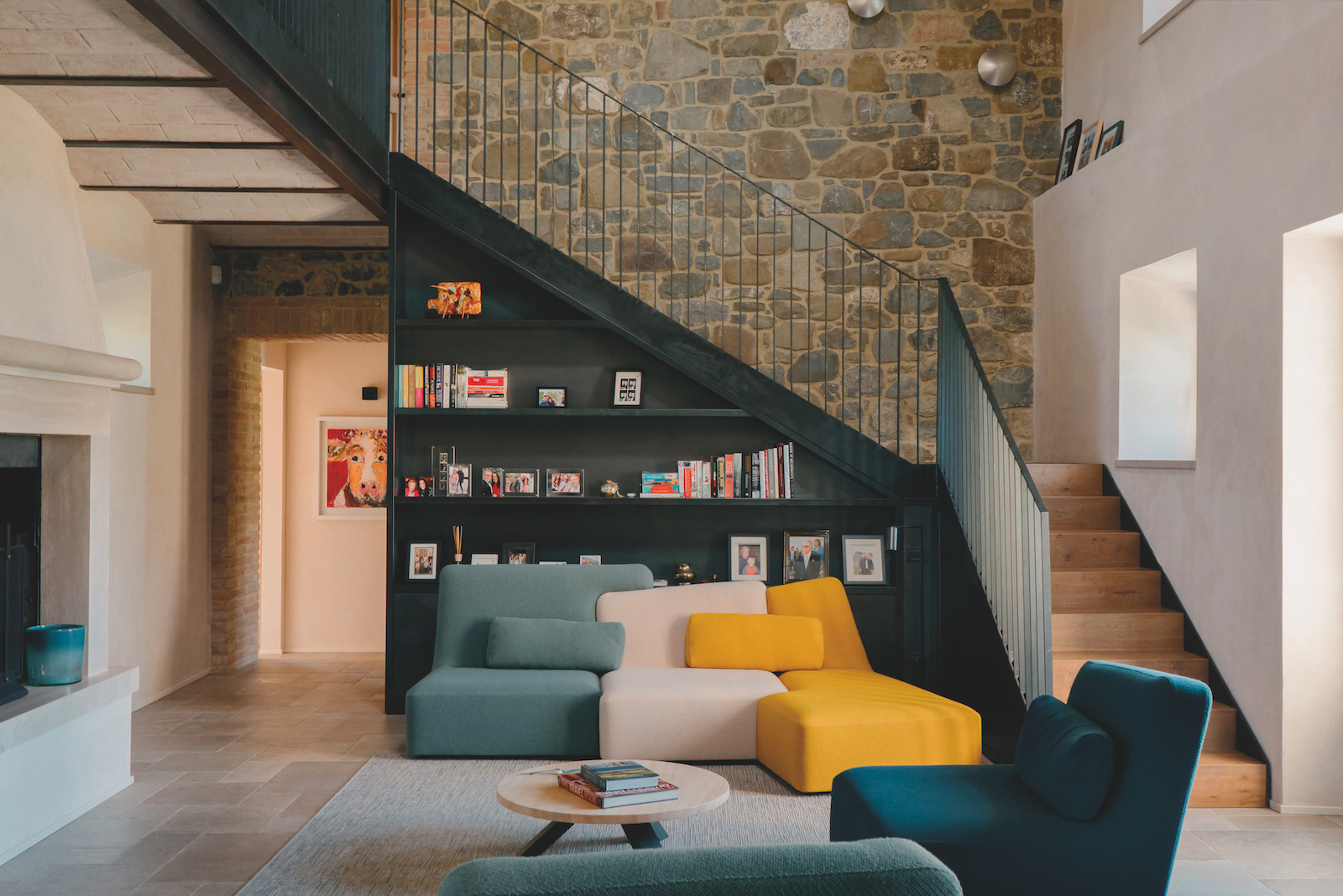 Il cuore pulsante del casale in Val d'Orcia è il grande volume open space al piano terra. In un unico ambiente fluido convivono cucina, zona pranzo e living.