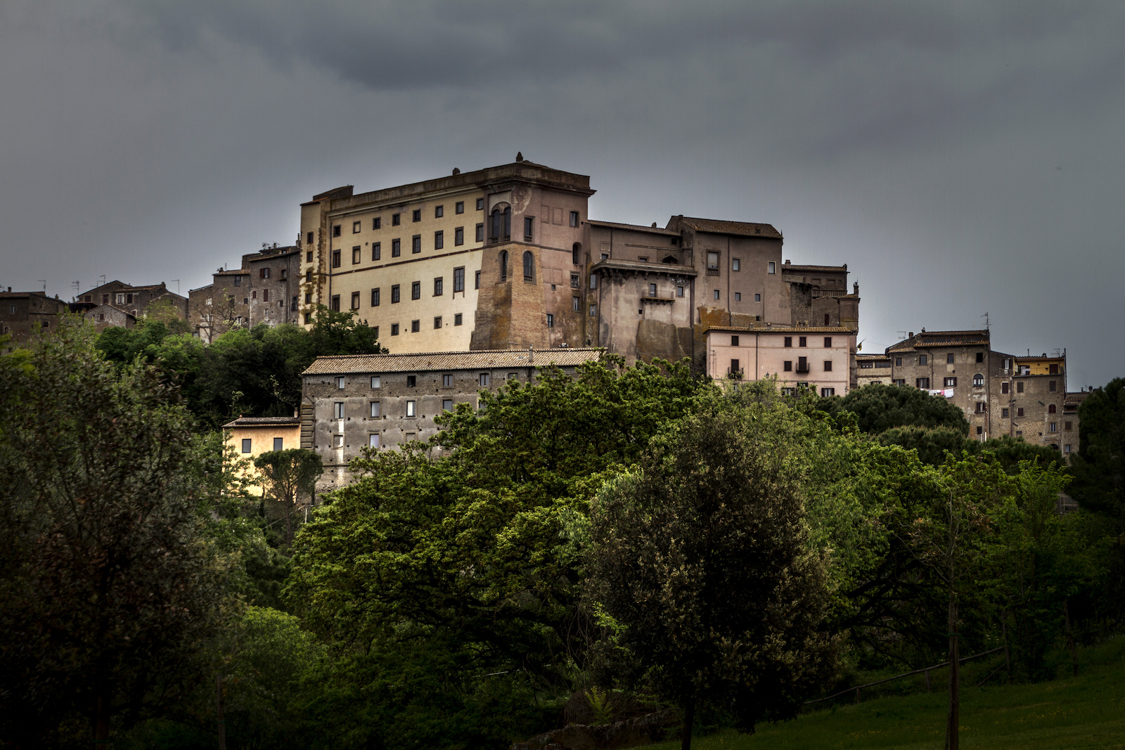 Il Parco dei Mostri di Bomarzo è situato a circa 20 km da Viterbo, nel cuore della regione storica della Tuscia.