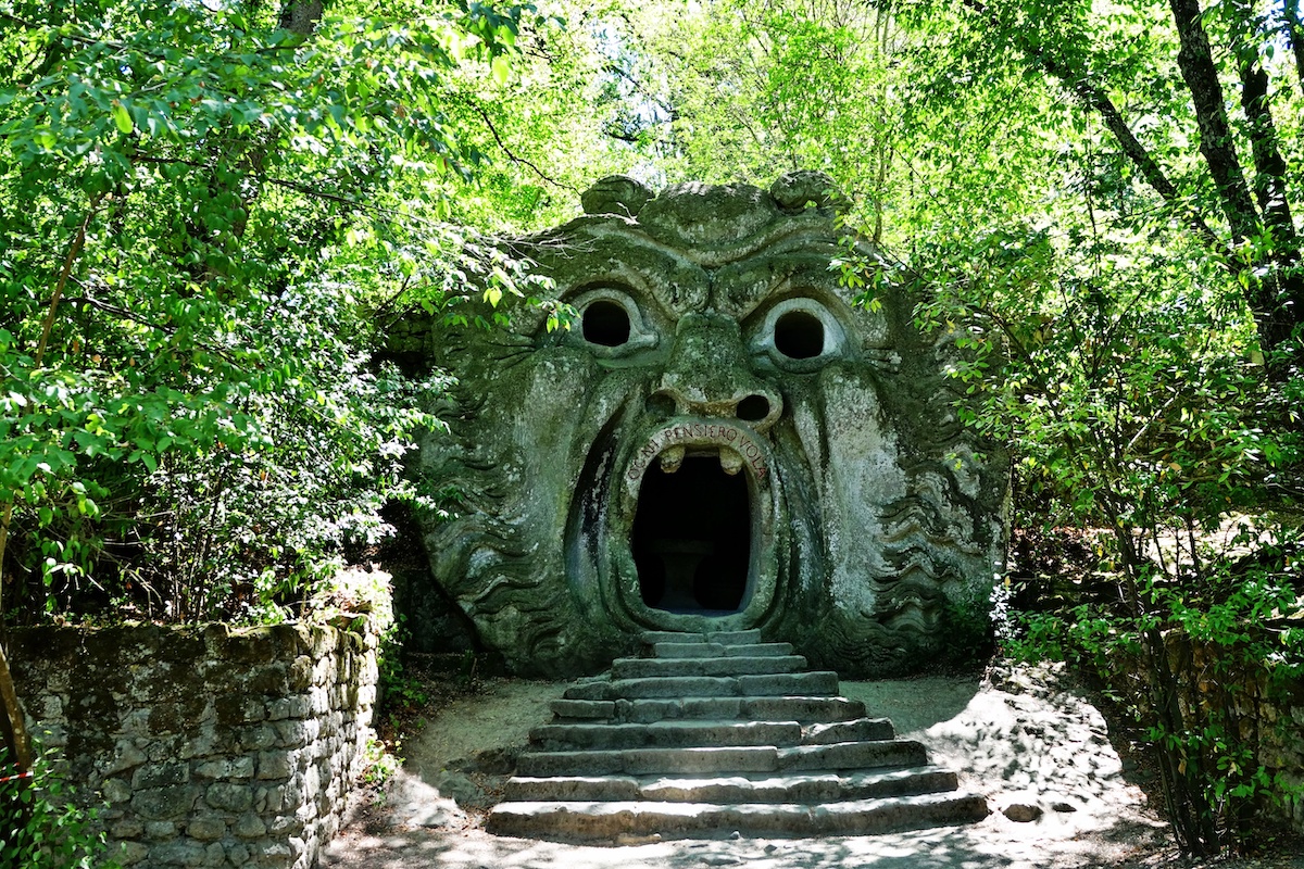 L'Orco, la grande testa umana dagli occhi sbarrati è la scultura più conosciuta del Parco dei Mostri di Bomarzo.