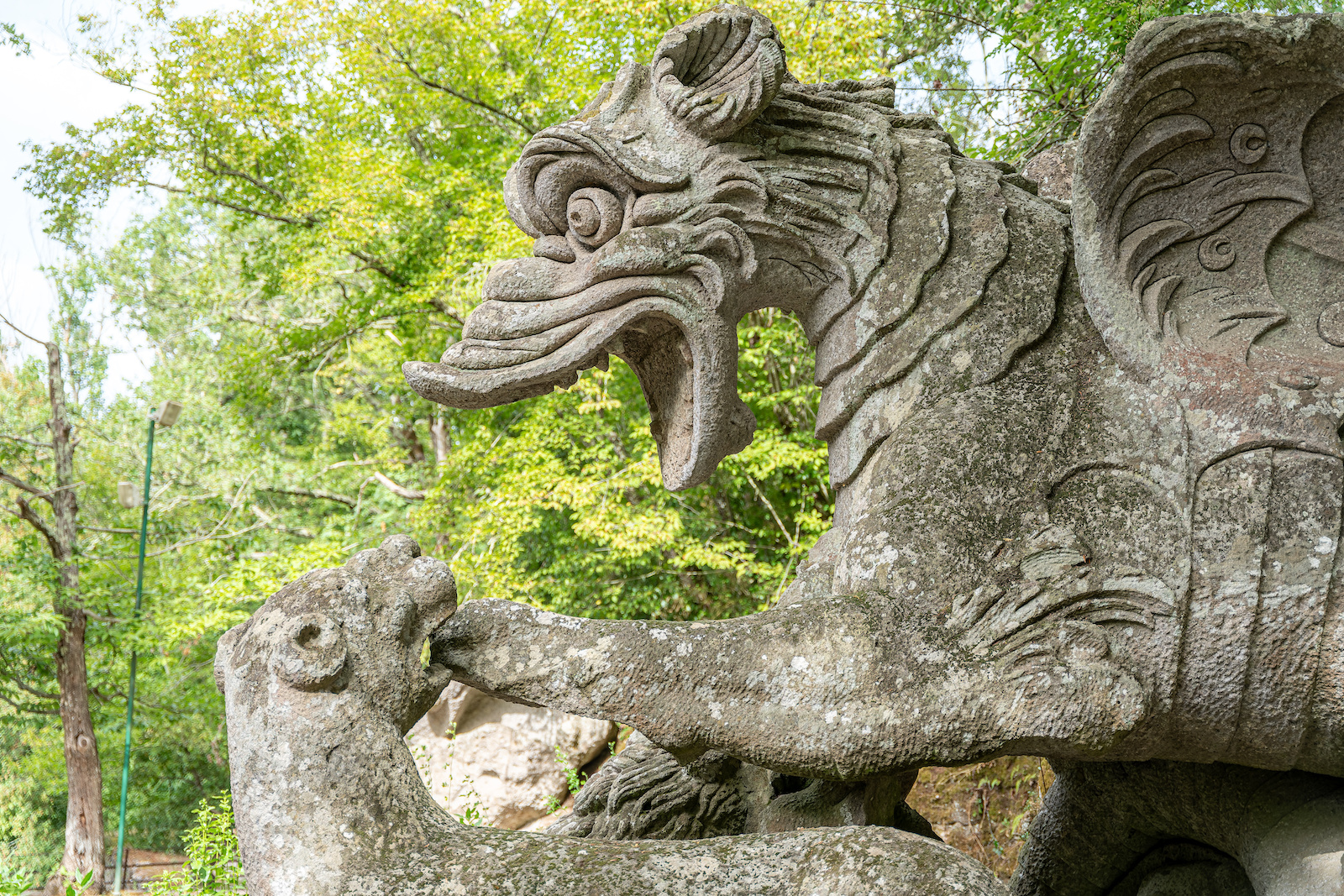Tra le sculture più teatrali del Parco dei Mostri di Bomarzo c'è quella del Drago assalito dai leoni.