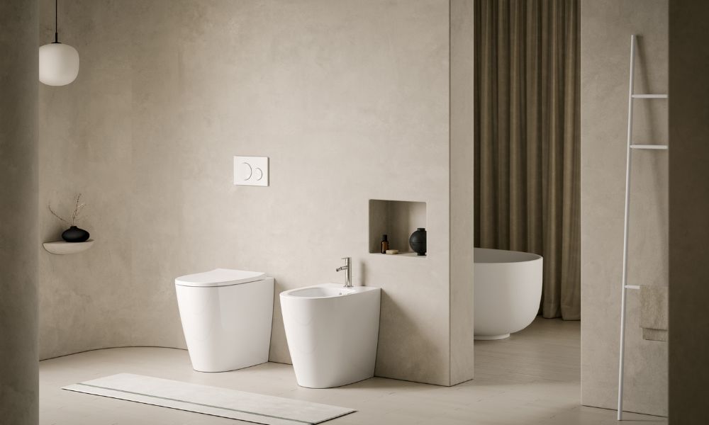 Ambiente bagno con sanitari dal design inclusivo grazie a misure e forme che agevolano il comfort
