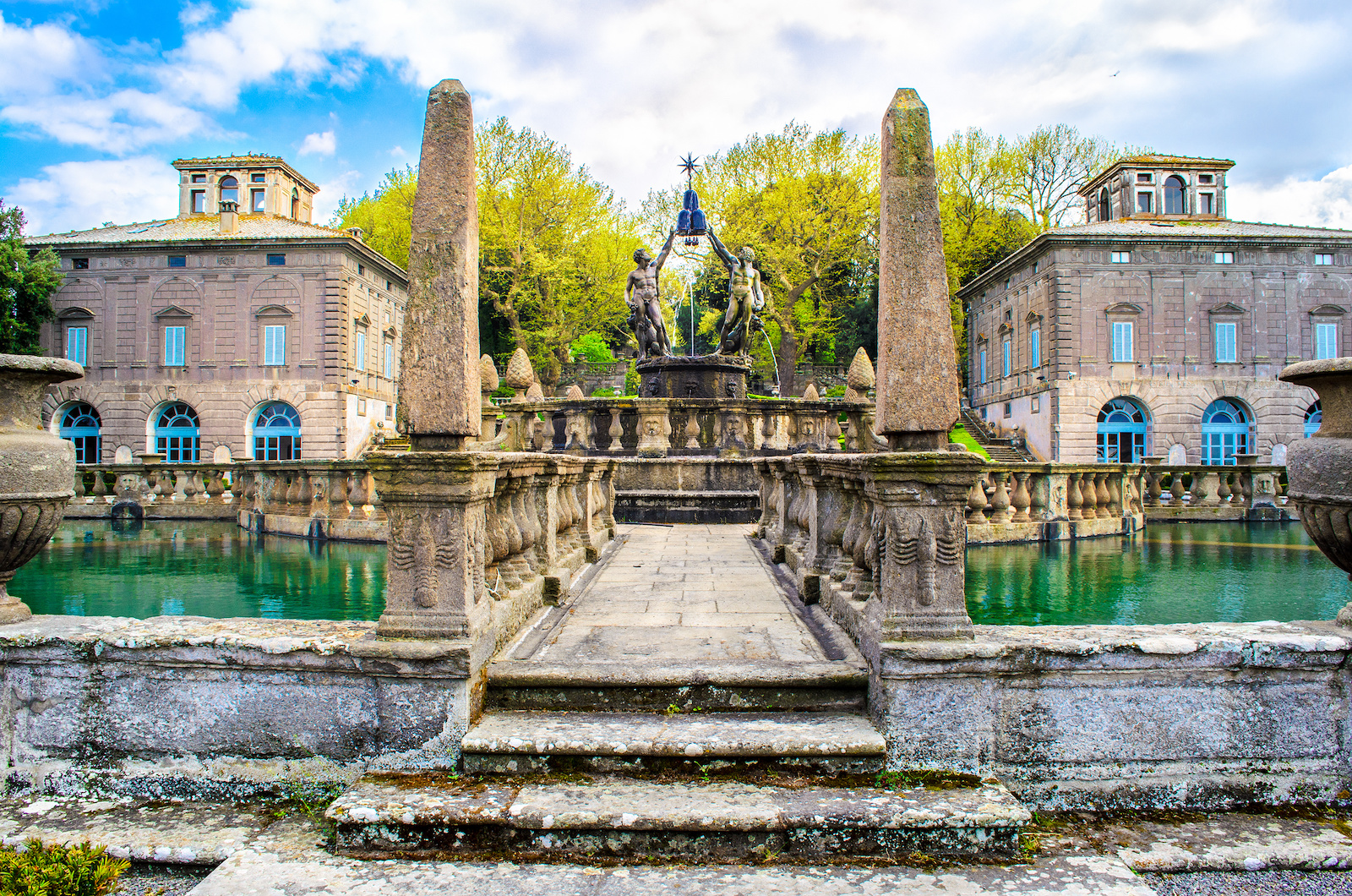 La visita al Parco dei Mostri di Bomarzo può essere l'occasione per esplorare altre dimore storiche nella zona, come Villa Lante a Bagnaia che ospita, anch'essa, uno dei più famosi giardini italiani a sorpresa manieristici del XVI secolo.