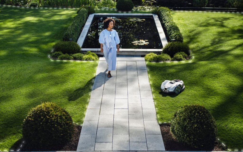 Un robot tagliaerba impegnato nella cura di un prato senza filo perimetrale