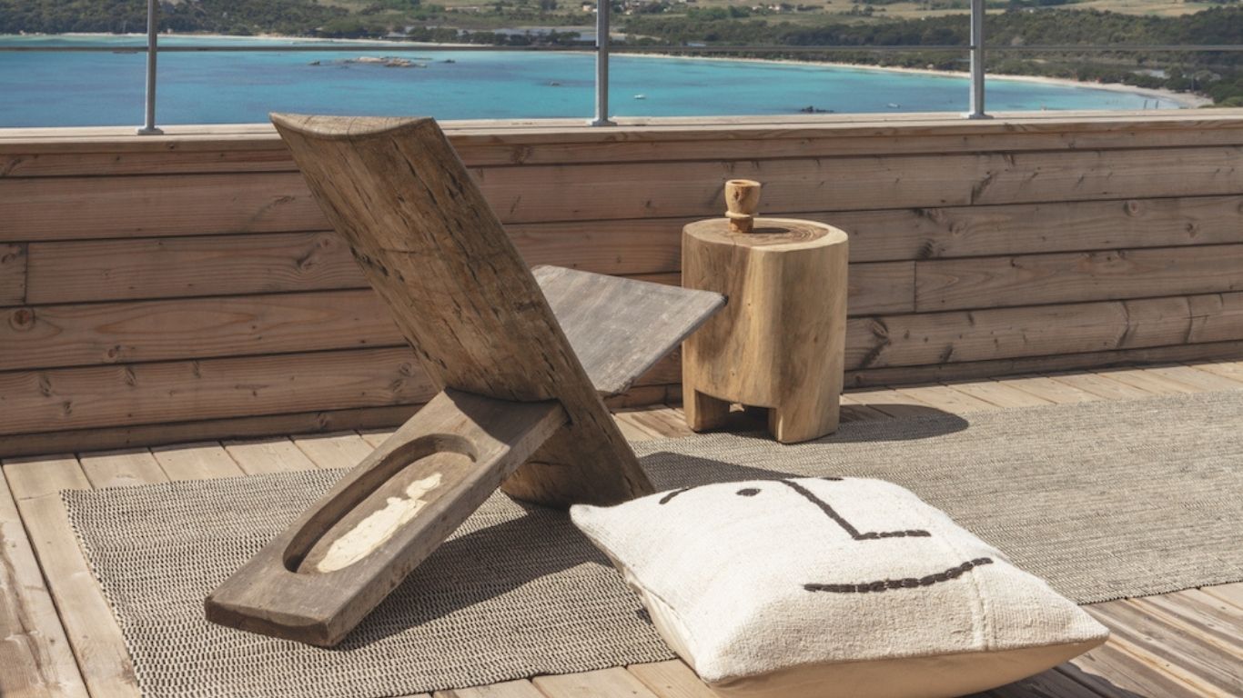 Un angolo del terrazzo: una vera a propria stanza a sé che non può mancare alle case al mare in Corsica