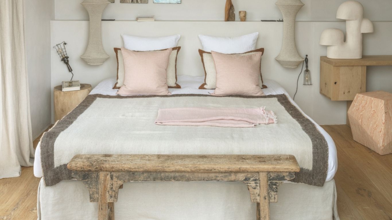 Materiali organici e legno naturale anche nelle camere da letto di questa dimora, un interessante esempio di riuso tra le case al mare in Corsica.