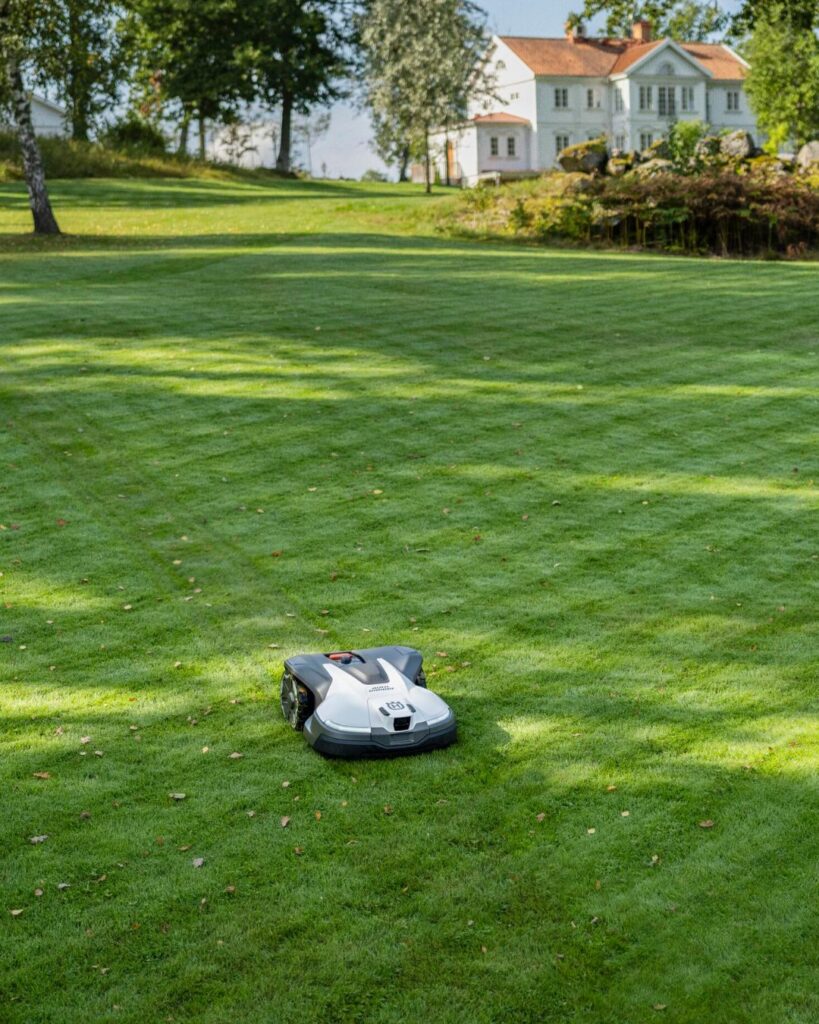 Un prato smart, curato in autonomia da un robot tagliaerba intelligente