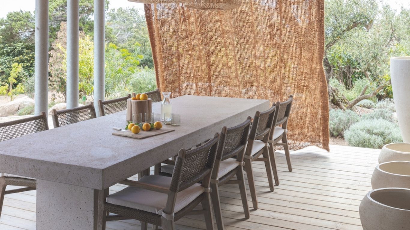 Tra le case al mare in Corsica, quella di Angélique Buisson si distingue per il costante dialogo con il paesaggio circostante qui rappresentato dalla zona pranzo in veranda.