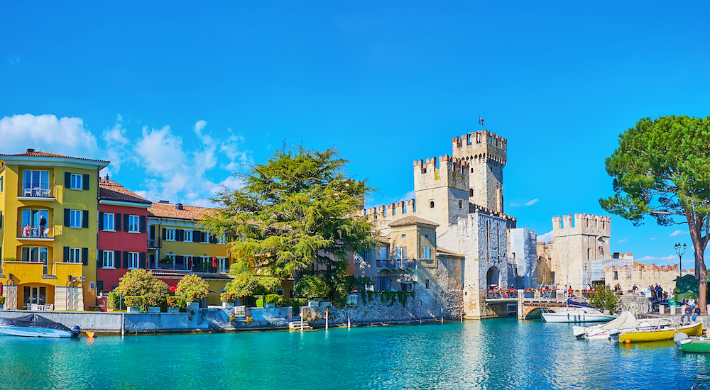 Un dettaglio della pittoresca marina di Sirmione, destinazione interessante anche per chi sta pensando di andare a vivere sul Lago di Garda.