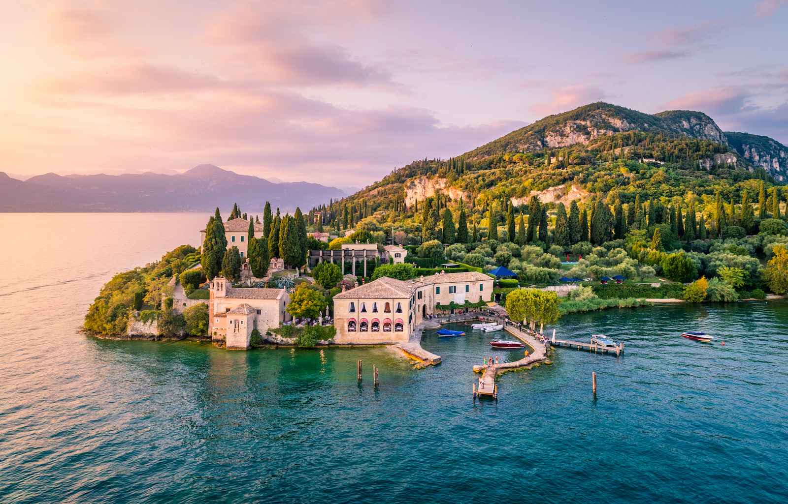 Considerata "la Portofino del Garda", Punta San Vigilio è una suggestiva penisola situata sulla sponda veronese del Lago di Garda, vicino a Garda.