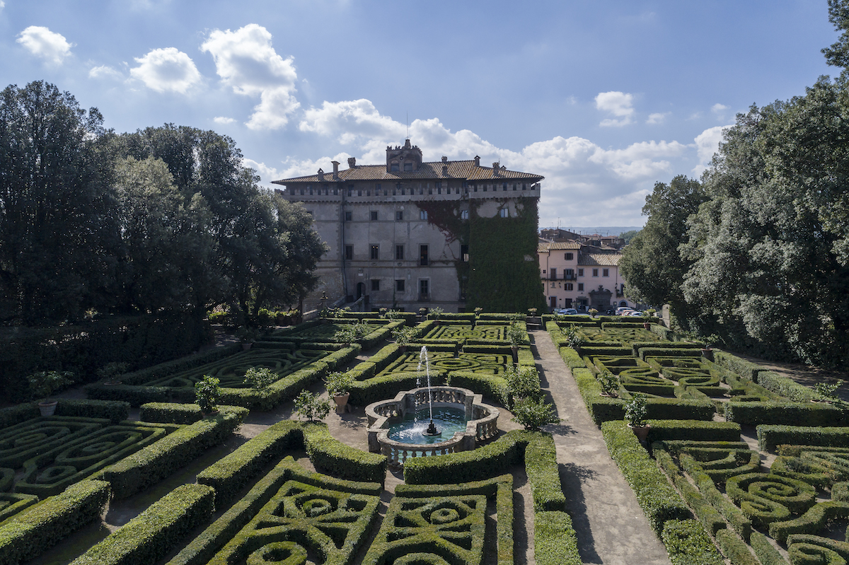 Uno degli esempi più spettacolari di giardini rinascimentali d'Europa è Il Castello Ruspoli di Vignanello nel viterbese.