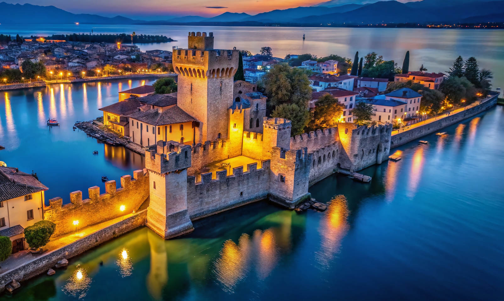 Scegliere di vivere sul Lago di Garda significa anche poter, in pochi chilometri, viaggiare tra architetture storiche e moderne destinazioni wellness. Una vista di Sirmione.