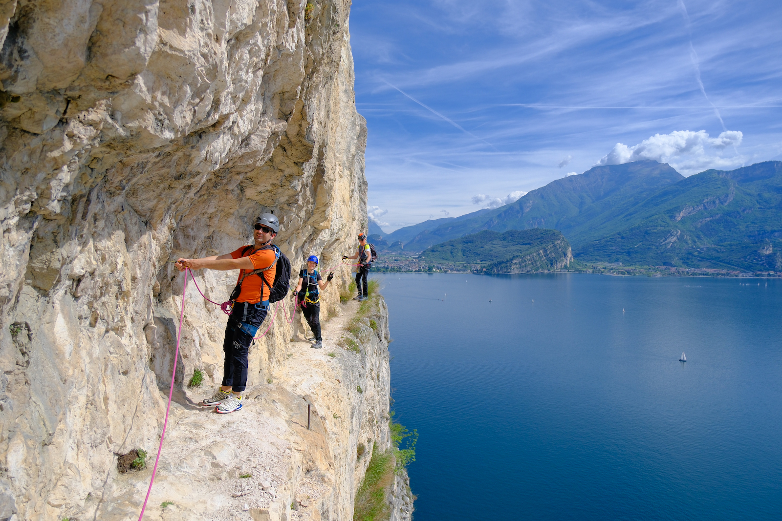 Vivere sul Lago di Garda permette anche di esercitare una vasta scelta di sport all'aria aperta: qui il Sentiero dei Contrabbandieri scavato nella roccia.