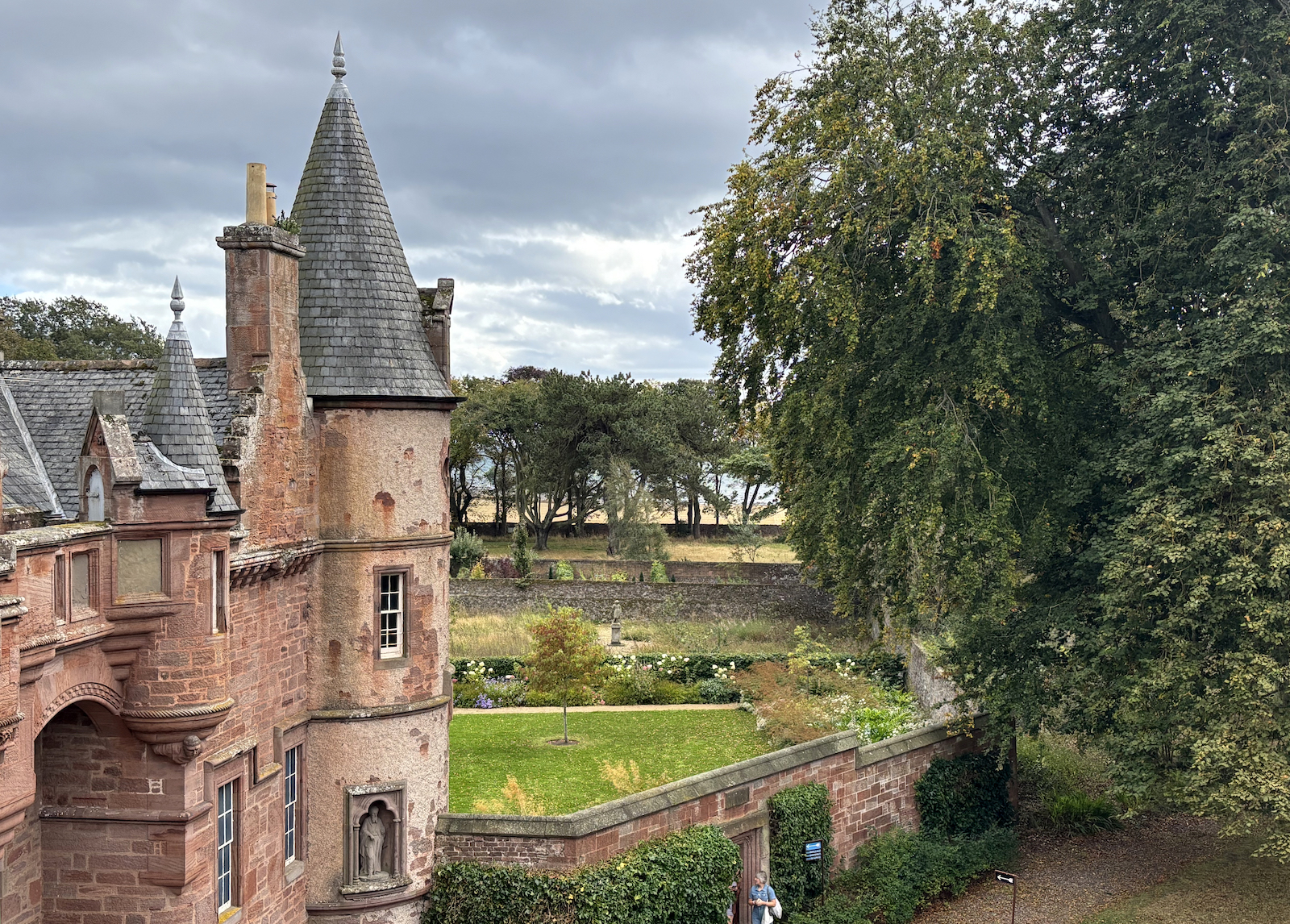Ospitalfield, tra i giardini da visitare in Scozia, affonda le radici nel 1178, anno della fondazione dell'abbazia benedettina di Arbroath. Foto di Patrizia Boschiero.