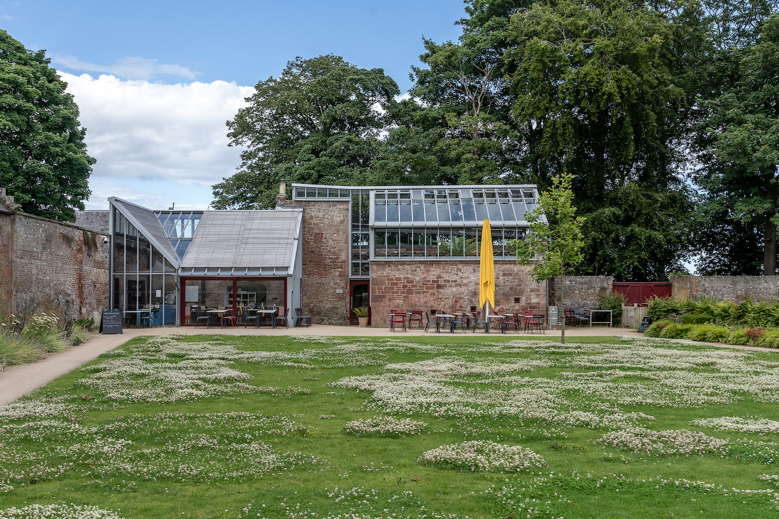 Hospitalfield si conferma uno dei giardini da visitare in Scozia più innovativi, dove la biodiversità e la cura collettiva sono strumenti per comprendere il nostro essere parte della natura.