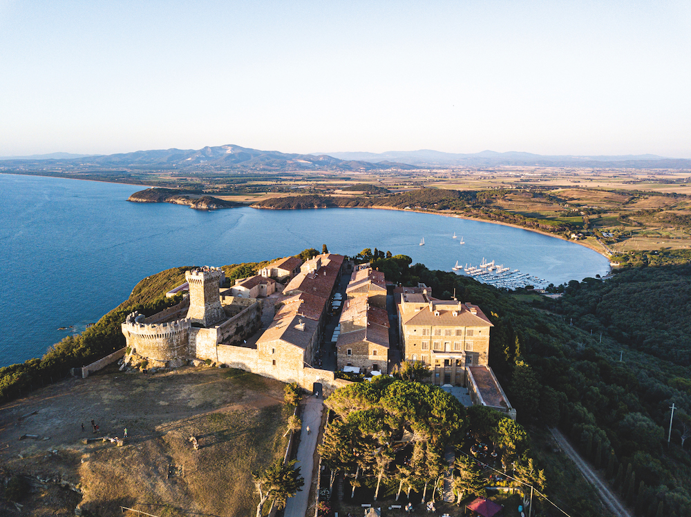 Costa degli Etruschi: una vista a 'volo d'uccello' di Populonia, sul Golfo di Baratti, l'unica città edificata sul mare dagli Etruschi. Foto di Nicola Santini.