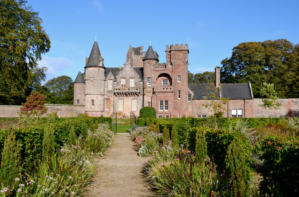 Tra i più preziosi giardini da visitare in Scozia, è stato dedicato a Hospitalfield il Premio Carlo Scarpa per il Giardino 2025-2026. Foto di Patrizia Boschiero.