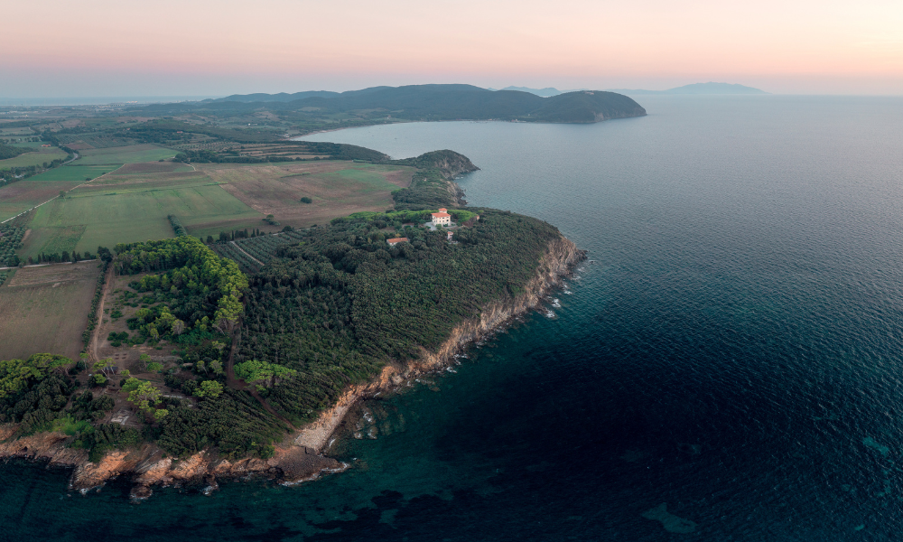 Vista dall'altro della costa della Toscana Tirrenica