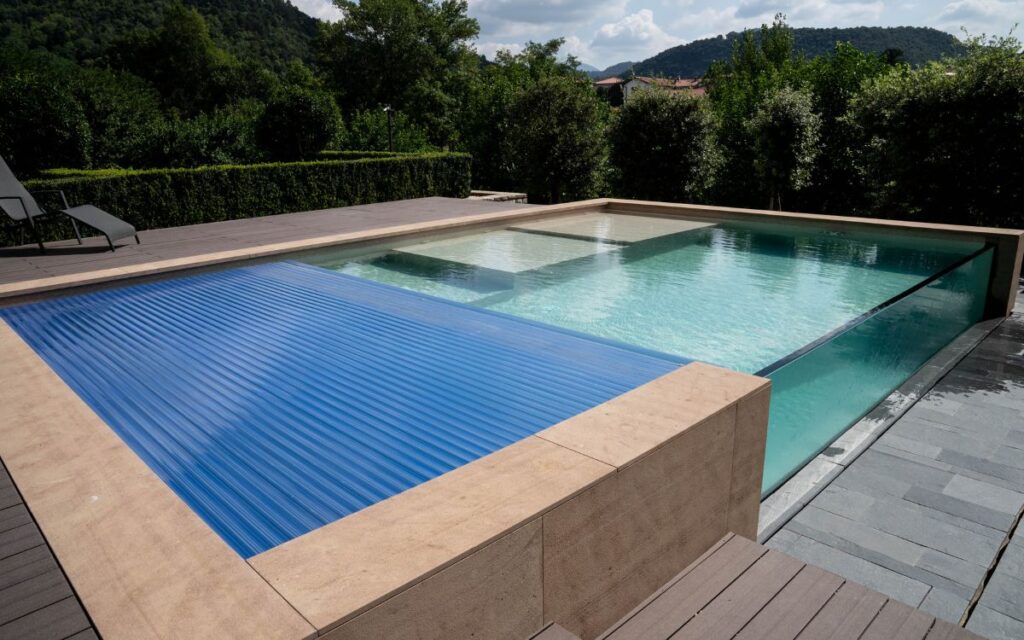 Una parete in Pmma: una nuova prospettiva che aggiunge valore alla piscina