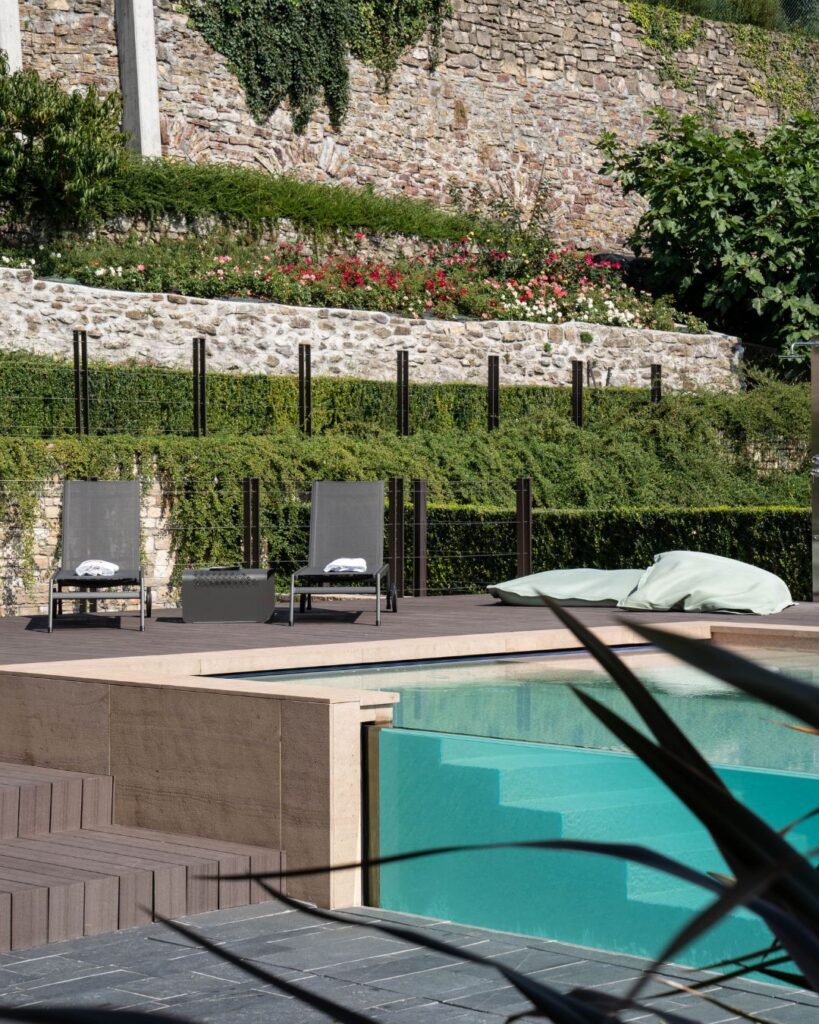 Una parete in Pmma: una nuova prospettiva che aggiunge valore alla piscina