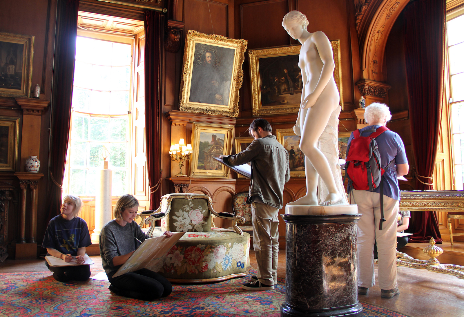 Un momento di condivisione tra artisti nella Picture Galery di Hospitalfield, uno dei pèiù interessanti giardini da visitare in Scozia.