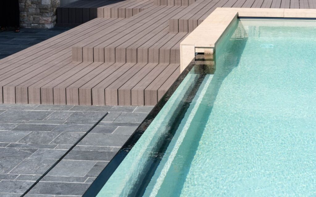 Una parete in Pmma: una nuova prospettiva che aggiunge valore alla piscina