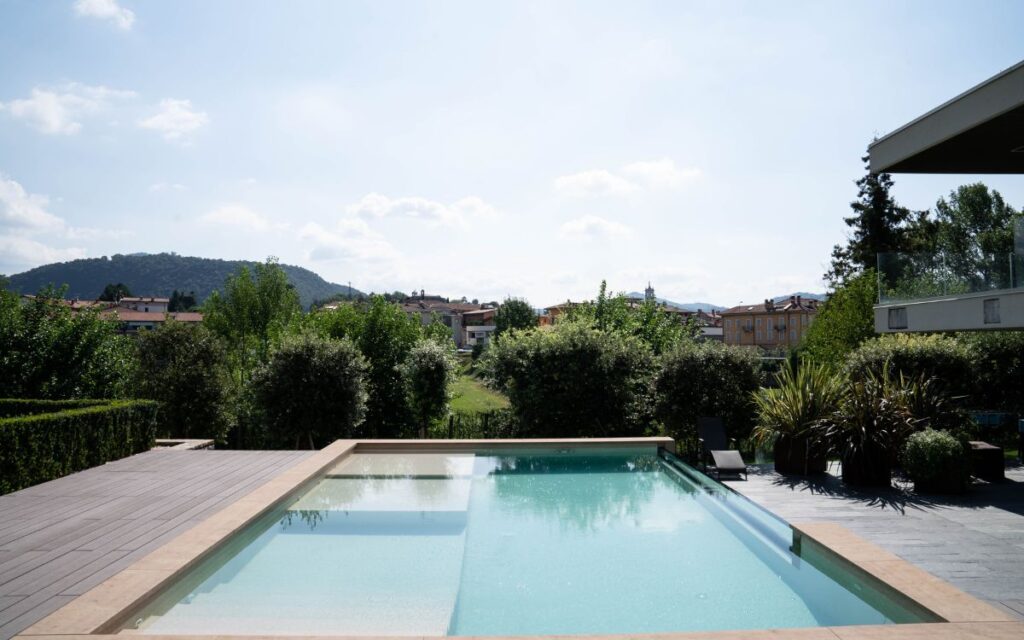 Una parete in Pmma: una nuova prospettiva che aggiunge valore alla piscina