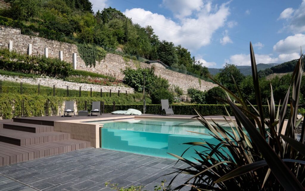 Una parete in Pmma: una nuova prospettiva che aggiunge valore alla piscina