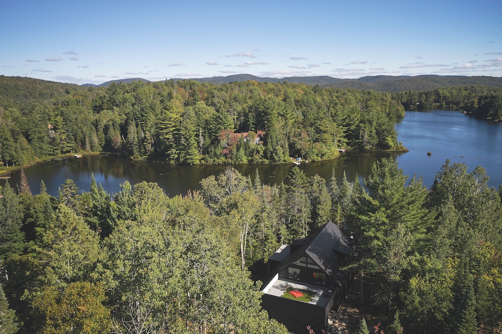 Un'idilliaca casa nella natura, in legno e vetro, sul Lago Arthur, in Québec. Il progetto è dello studio Goche Architecte.