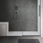 Una doccia su misura con seduta, walk in e profilata di nero