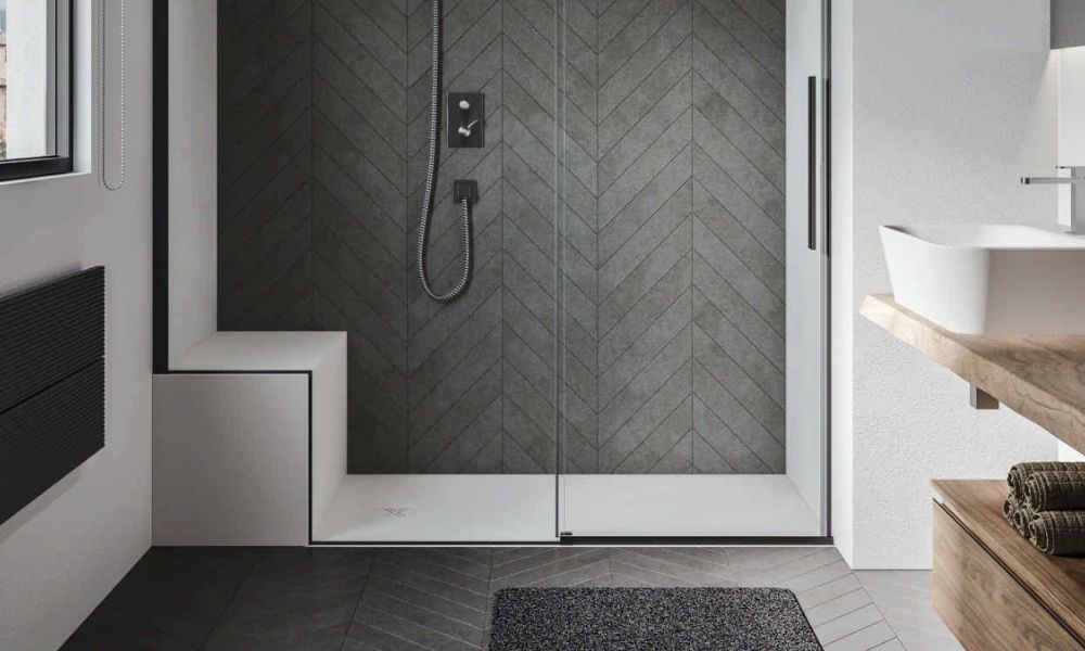 Una doccia su misura con seduta, walk in e profilata di nero