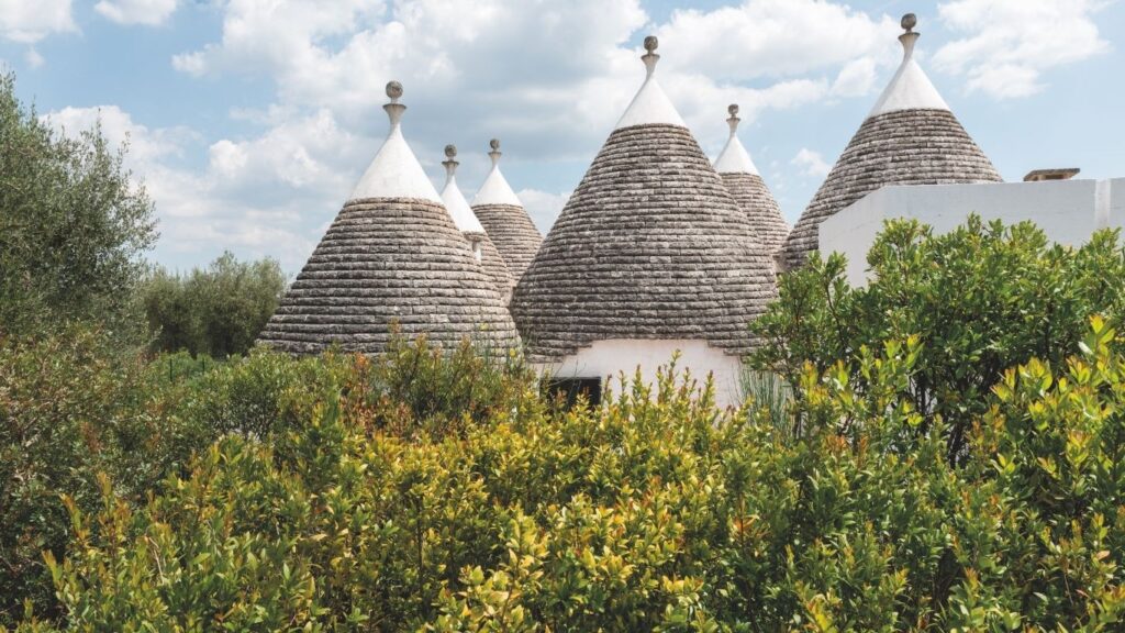 Questo trullo con piscina in Puglia è composto da un piccolo insieme di trulli arroccati sulla collina intorno a Ostuni.